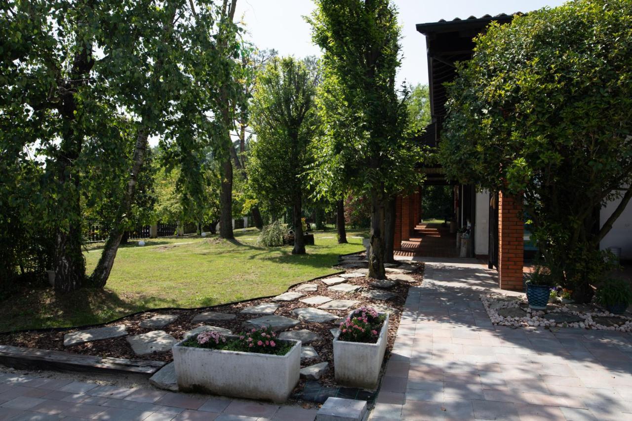 Villa De Alberti Vergiate Luaran gambar